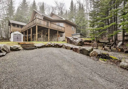 Two or more stories for sale - 6 Ch. de l'Escalade, Saint-Sauveur, J0R1R3