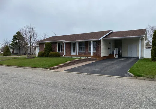 Bungalow à vendre - 201 Rue Rioux, Matane, G4W3X7