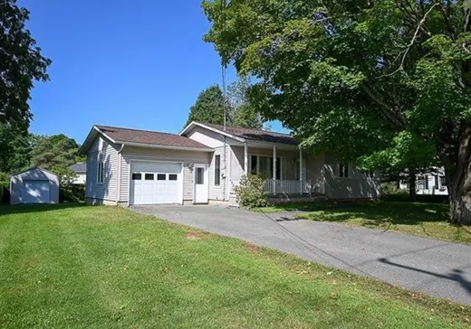 Bungalow à vendre - 85 Rue Principale, Stanstead, J0B3E5