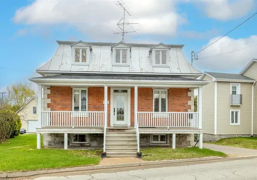 Two or more stories for sale - 215 Rue Principale, St-Alban, G0A3B0