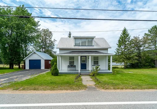 Maison à vendre - 385 Rue Principale, Riviere-A-Pierre, G0A 3A0
