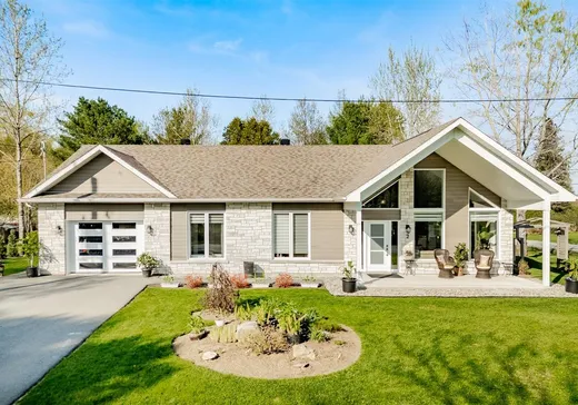Bungalow à vendre - 2 Rue Pauline-Gosselin, Austin, J1B1G0
