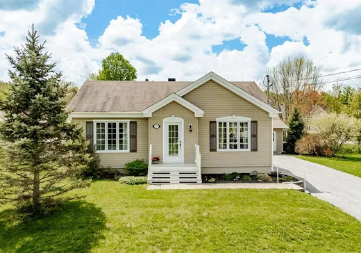 Bungalow à vendre - 20 Rue du Curé-Breton, Bury, J0B1J0