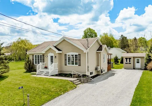 Maison à vendre - 20 Rue du Curé-Breton, Bury, J0B 1J0