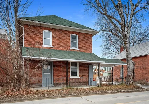 Two or more stories for sale - 113 Rue Centre, Shawville, J0X2Y0