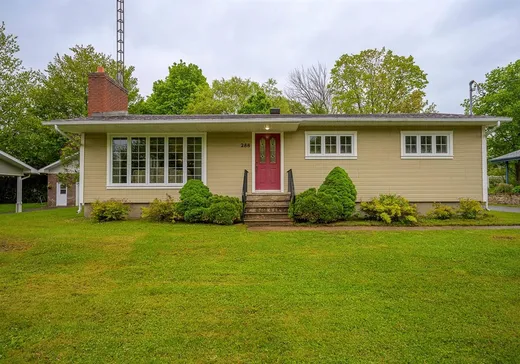 Two or more stories for sale - 288 Rue Woodbine, Brownsburg-Chatham, J8G2Z4