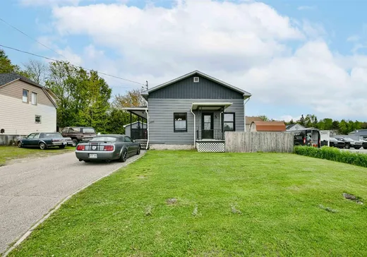 Bungalow for sale - 2999 Rue Sherbrooke, Magog, J1X4G6