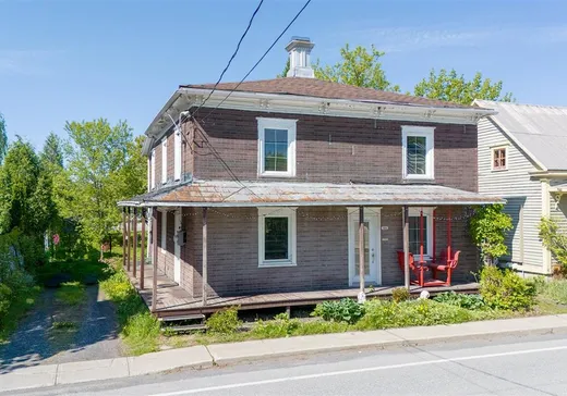 Maison à étages à vendre - 166 Av. de Yamaska, St-Denis-Sur-Richelieu, J0H1K0