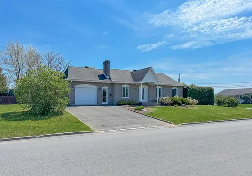 Bungalow à vendre - 2415 Rue St-Laurent, Drummondville, J2B7E8