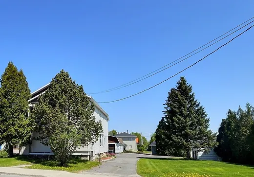 Two or more stories for sale - 189 Rue Principale E., St-Nazaire-Du-Lac-St-Jean, G0W2V0