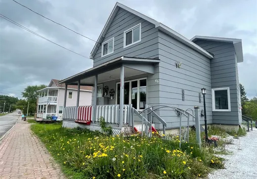 Two or more stories for sale - 46 Rue Principale, Gracefield, J0X1W0