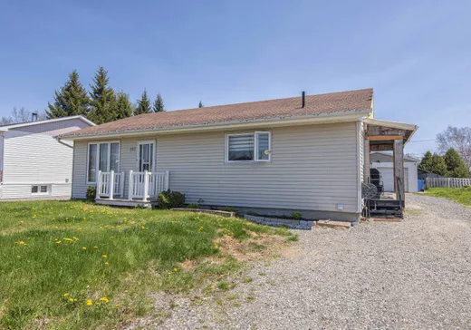 Maison à étages à vendre - 811 Boul. de la Croix-Rouge, Senneterre, J0Y2M0