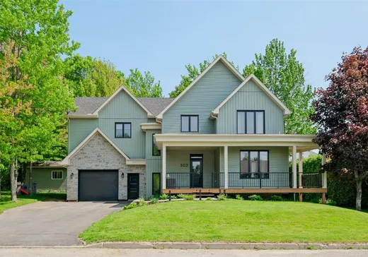 Maison à vendre - 302 Rue Roussin-Vigneux, Windsor, J1S 3A3