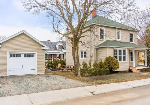 Maison à étages à vendre - 131 Rue du Moulin, Windsor, J1S1M6