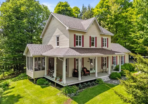 Maison à vendre - 245 Rue des Anthuriums, Ste-Catherine-De-Hatley, J0B 1W0