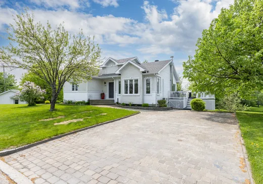 House for sale - 303 Av. du Ruisseau, Lac-Etchemin, G0R 1S0