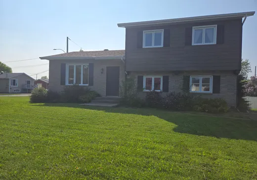 Maison à étages à vendre - 240 Rue Le Mercier, Matane, G4W2L8