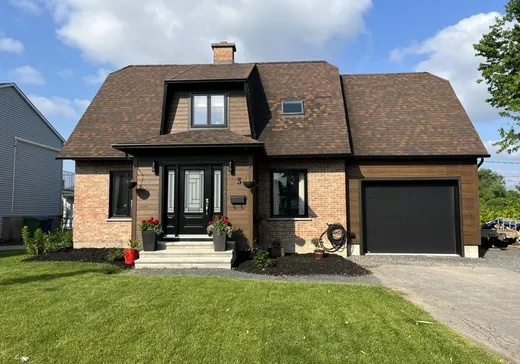 Maison à étages à vendre - 3 9e Avenue, Salaberry-de-Valleyfield, J6S6C1