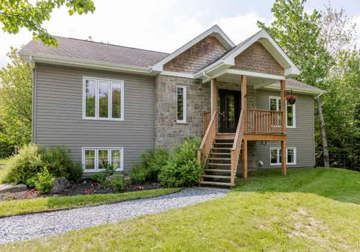 Two or more stories for sale - 639 Rue du Pont, St-Lambert-De-Lauzon, G0S2W0