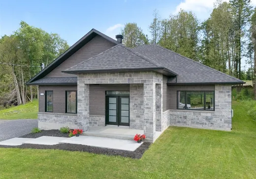 Bungalow à vendre - 553 Av. des Érables, Coaticook, J1A0C4