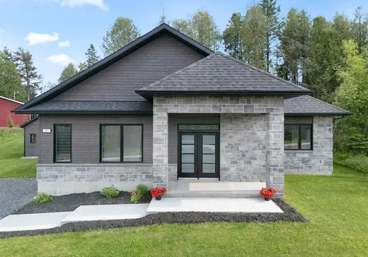 Maison à vendre - 553 Av. des Érables, Coaticook, J1A 0C4