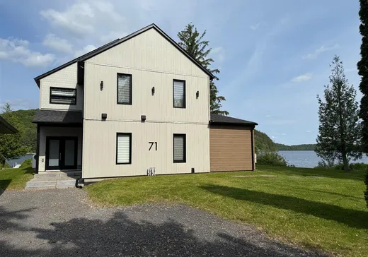 Two or more stories for sale - 71 413e Avenue, St-Hippolyte, J8A3B2