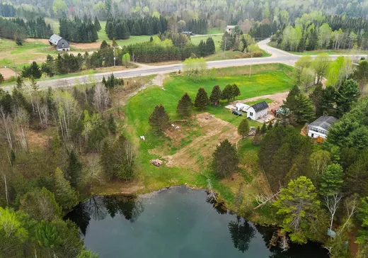 Two or more stories for sale - 4 Ch. de la Baie, Gracefield, J0X1W0
