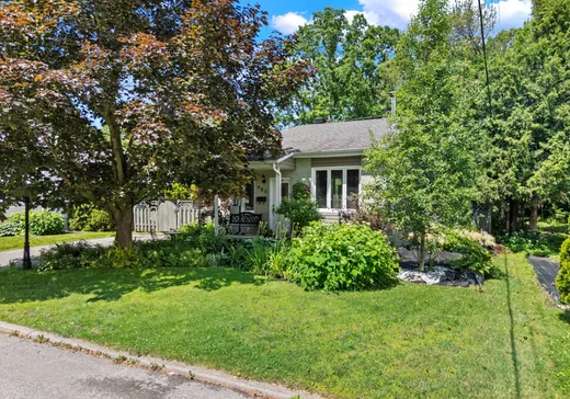 Two or more stories for sale - 985 Rue St-John, Otterburn Park, J3H5S7