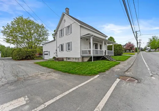 Two or more stories for sale - 392 Rue St-Janvier, Weedon, J0B3J0