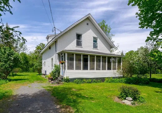 Two or more stories for sale - 60 Rue Thibault S., Sutton, J0E1B0