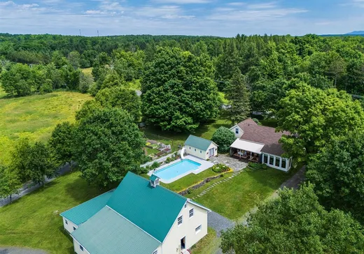 Un étage et demi à vendre - 105 Ch. Davis, Lac-Brome, J0E1S0