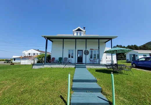 House for sale - 198 Rue de la Mer, Les Mechins, G0J 1T0