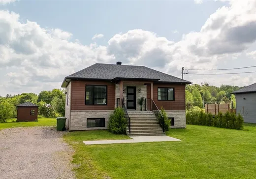 House for sale - 225 Rue des Pivoines, Mont-Laurier, J9L 3G3