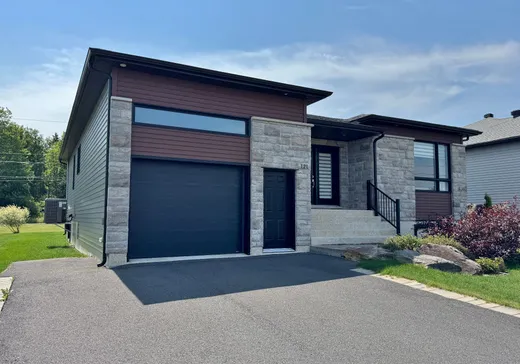 Maison à vendre - 121 Rue Yves-Malouin, Waterloo, J0E 2N0