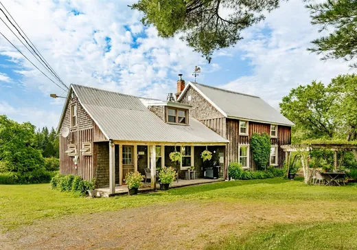 Two or more stories for sale - 1143Z 2e Rang S., Weedon, J0B3J0