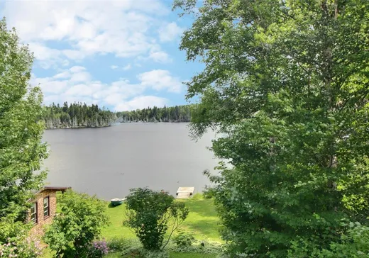 Bungalow à vendre - 194 Rue de la Frontiere E., Témiscouata-sur-le-Lac, G0L2B0