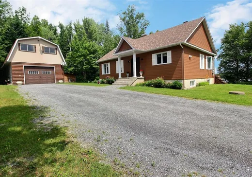 Maison à vendre - 194 Rue de la Frontiere E., Témiscouata-sur-le-Lac, G0L 2B0