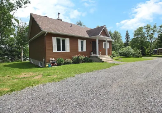 Maison à vendre - 194 Rue de la Frontiere E., Témiscouata-sur-le-Lac, G0L 2B0