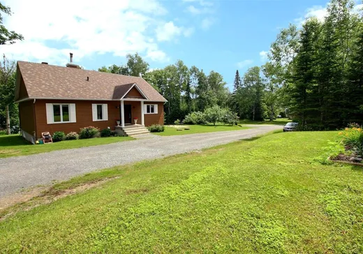 Maison à vendre - 194 Rue de la Frontiere E., Témiscouata-sur-le-Lac, G0L 2B0