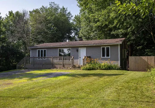 Bungalow for sale - 420 Ch. de la Rive-Sud, Farnham, J2N2P9