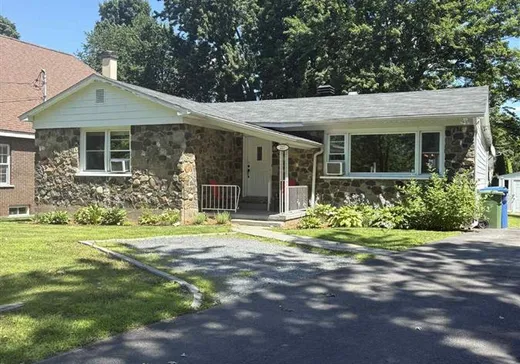 Bungalow à vendre - 217 Rue James, Cowansville, J2K2L3