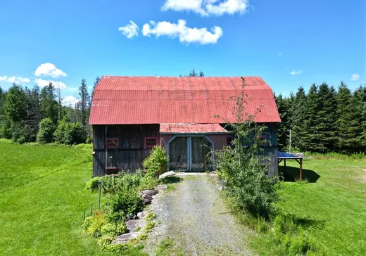 Fermette à vendre - 100H Ch. Healy, Valcourt, J0E 1Y0
