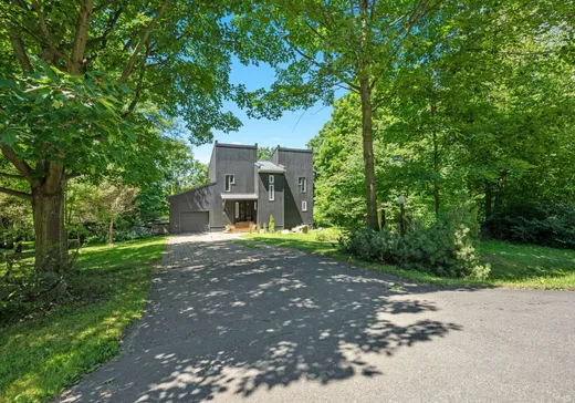 Two or more stories for sale - 5 Rue des Verrières, Bromont, J2L2V6