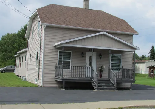 Un étage et demi à vendre - 225 Rue Principale, St-Just-de-Bretenières, G0R3H0