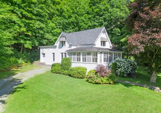 Two or more stories for sale - 27 Rue Greenlay N., Windsor, J1S1K1