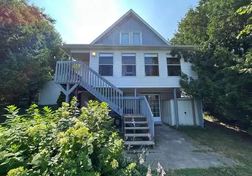 Maison à vendre - 218 Ch. du Lac-Cameron, Saint-Eugene-de-Guigues, J0Z 3L0