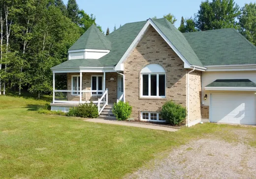 Maison à vendre - 526 Rue des Glaïeuls, Mont-Laurier, J9L 3G3