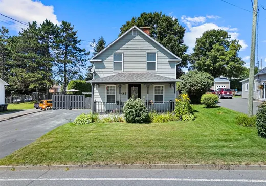 Maison à étages à vendre - 445 Rue Main E., Coaticook, J1A1N7