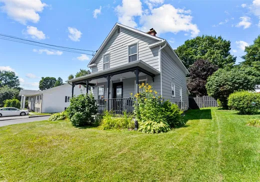 Maison à vendre - 445 Rue Main E., Coaticook, J1A 1N7