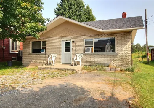 Bungalow for sale - 44 Rue de la Frontière O., Témiscouata-sur-le-Lac, G0L2B0